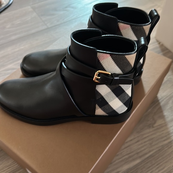 BRAND NEW Burberry Chelsea boots - Picture 5 of 5